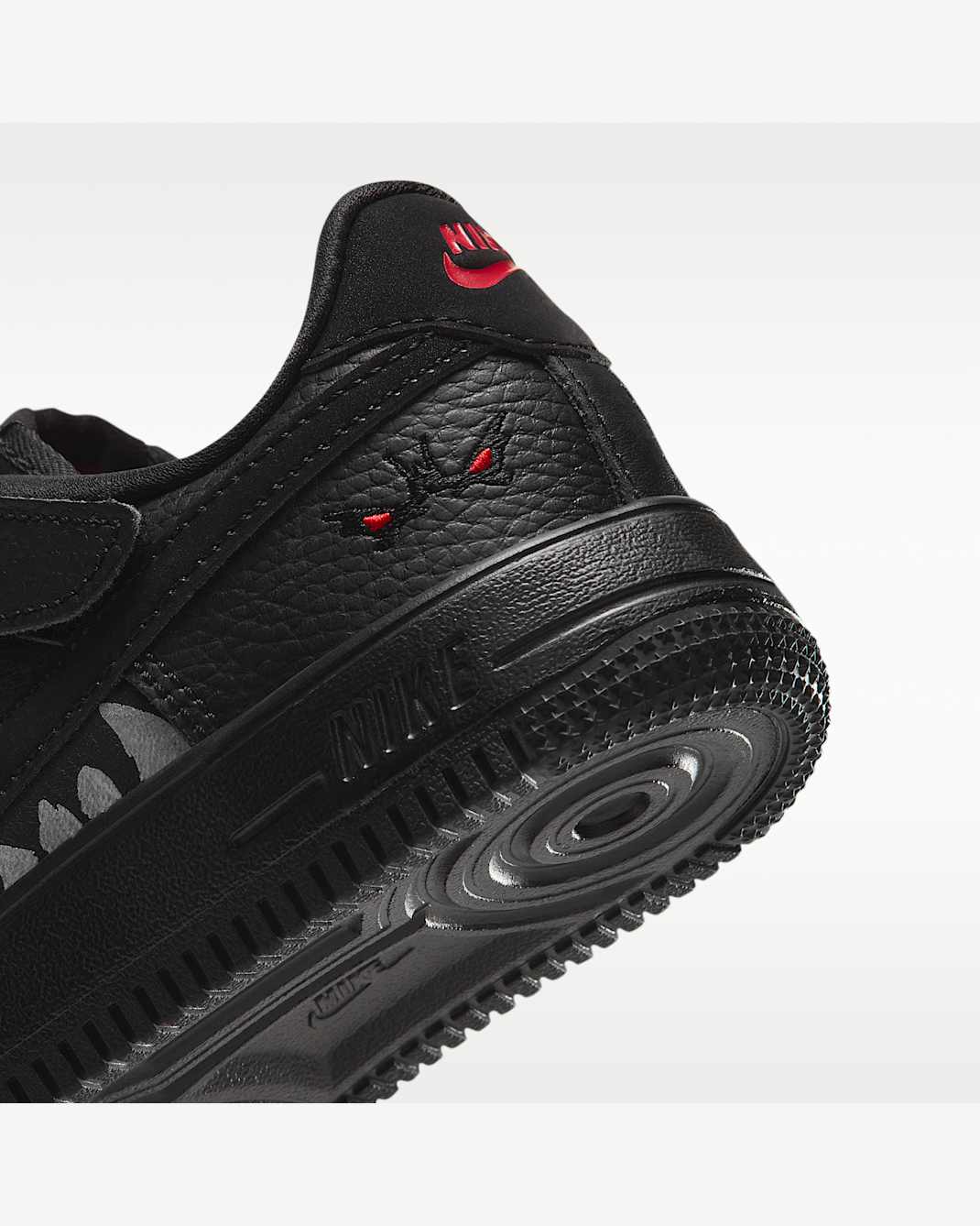 Nike Force 1 Low LV8 EasyOn enfant – Noir / Rouge / Argent métallisé – vue 8